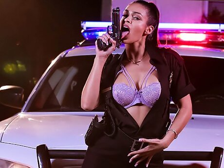 Watch Brave Police Woman Detains Dangerous Criminal And Takes His Load video