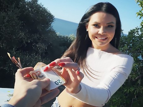 Watch Russian Artist Ready Gets Helped By Stranger With Money video